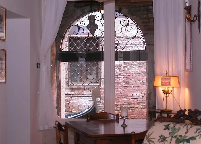 Al pozzo dei Scoacamini, 100 m from San Marco, ground floor