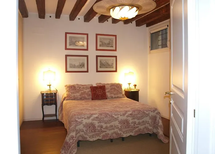 Al pozzo dei Scoacamini, 100 m from San Marco, ground floor